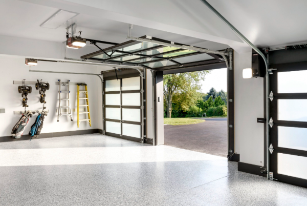 Garasi dengan langit-langit tinggi dan penerangan LED